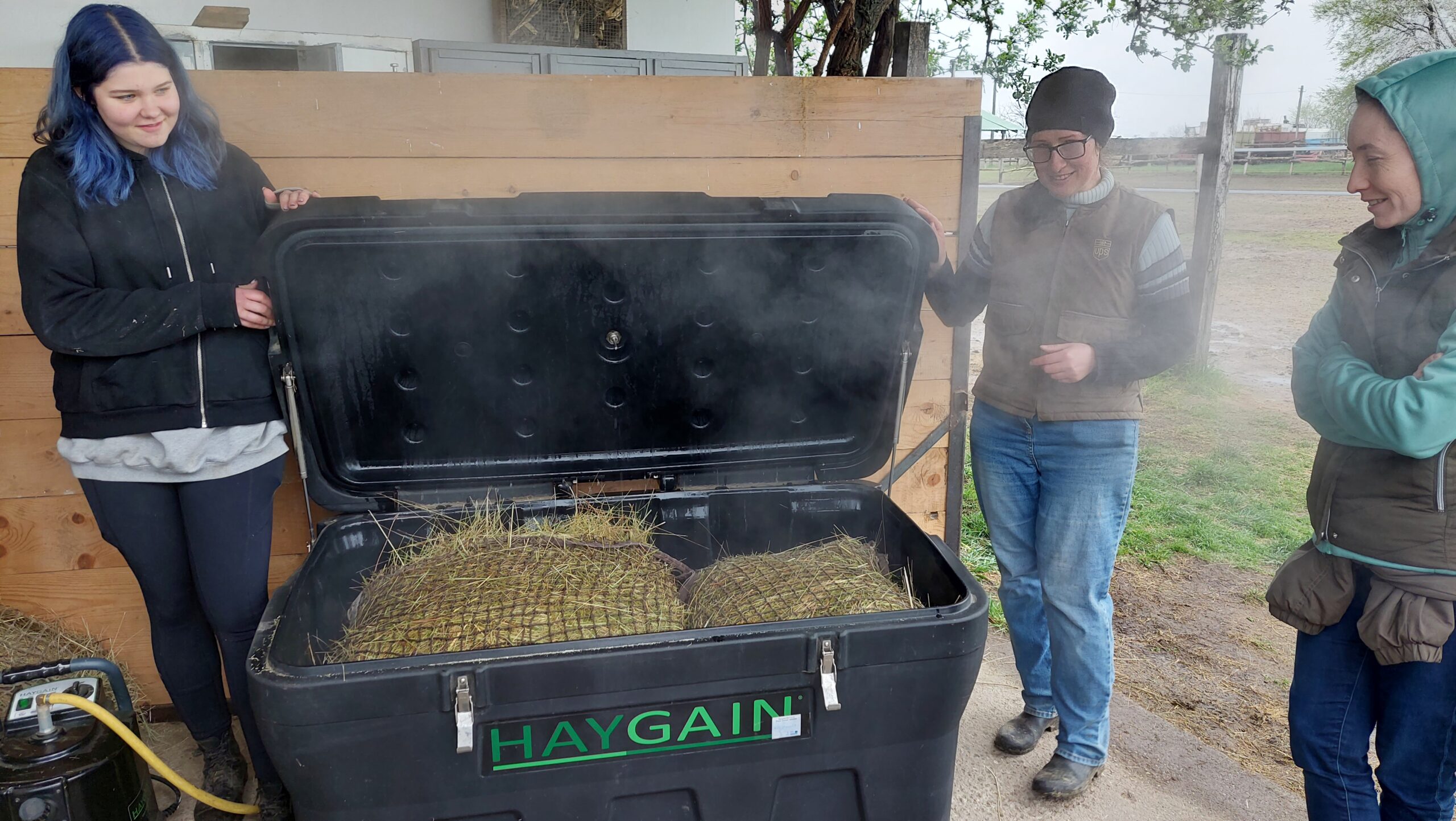 A szénagőzölő a kinyitás után lóbarát