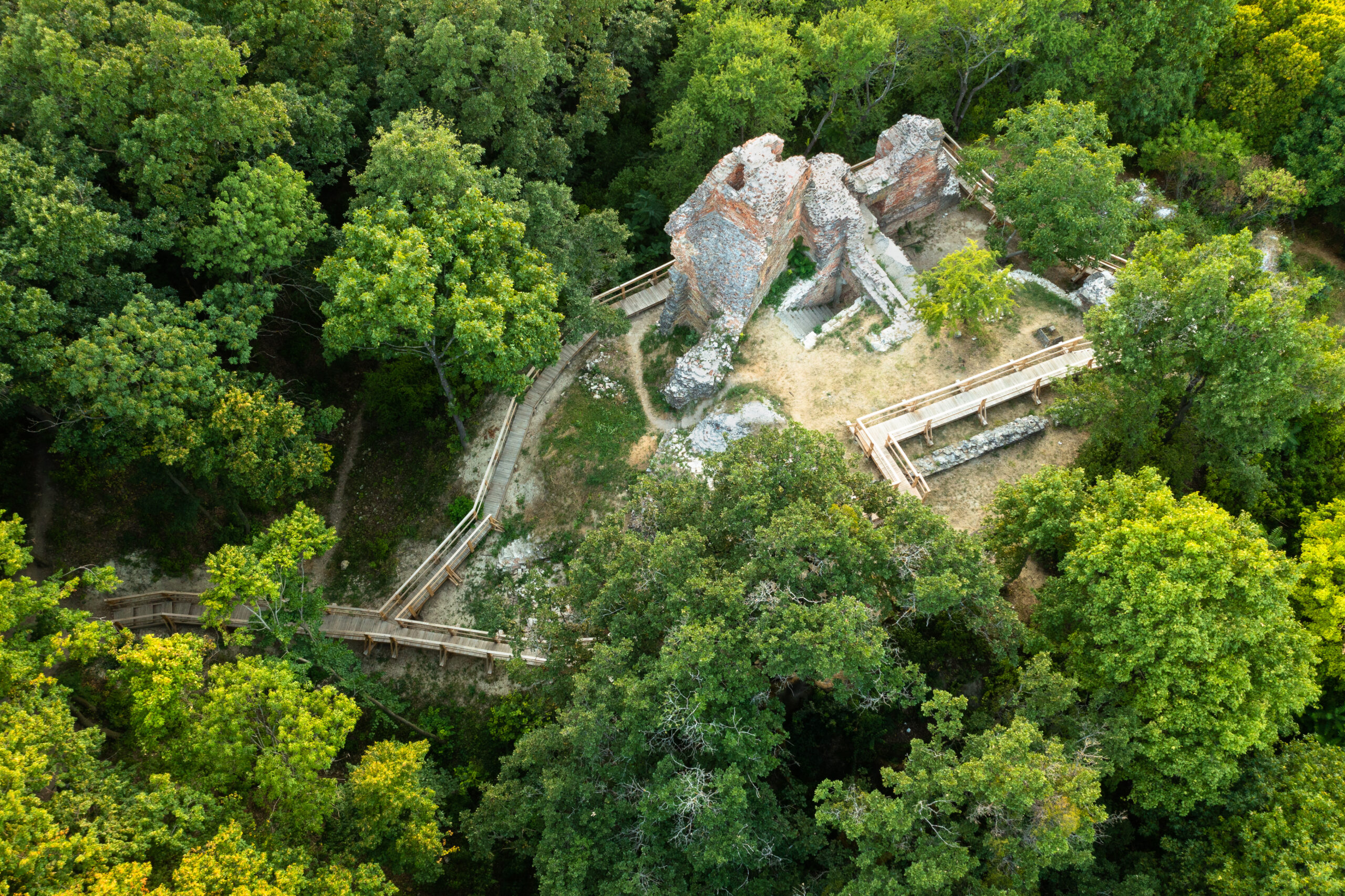 A Kereki vár bejárását korláttal ellátottlátogatójárda teszi biztonságossá