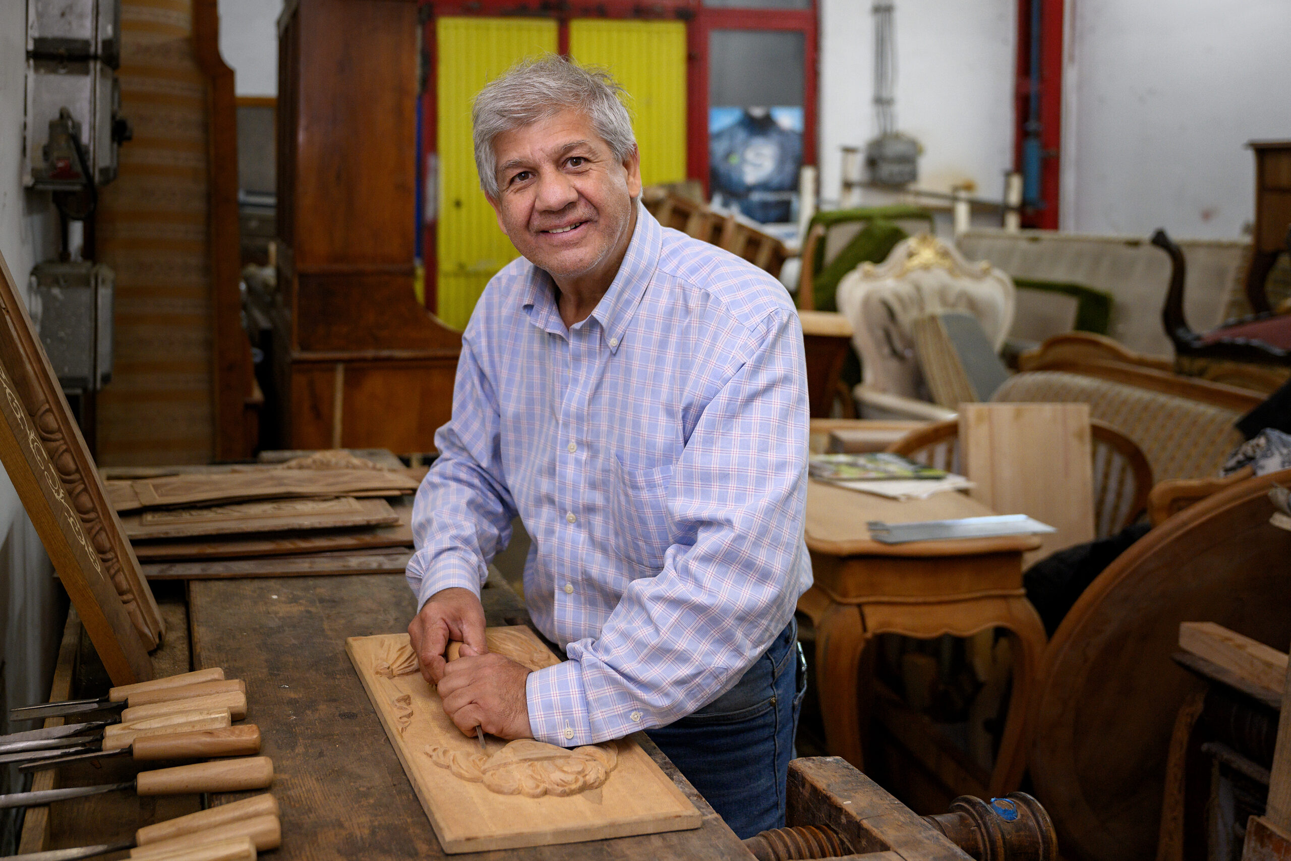 A Magyar Örökség-díjas mester, aki a Notre-Dame bútorzatának restaurálásán dolgozik