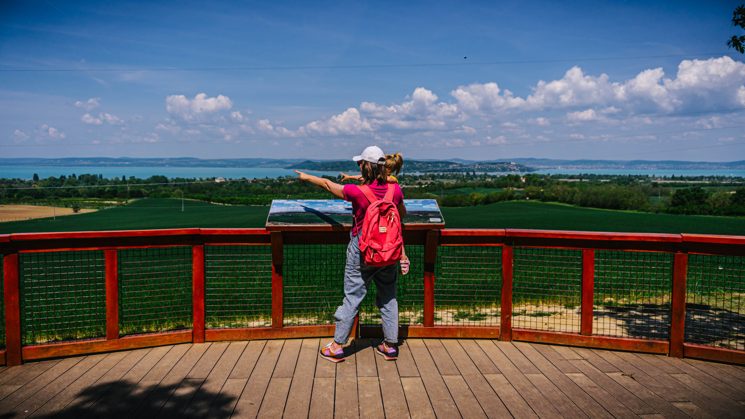 A Balaton teljes szélessége elénk tárul a szántódi panorámateraszról