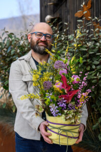 Hogyan készítsünk üde tavaszi asztali díszt?