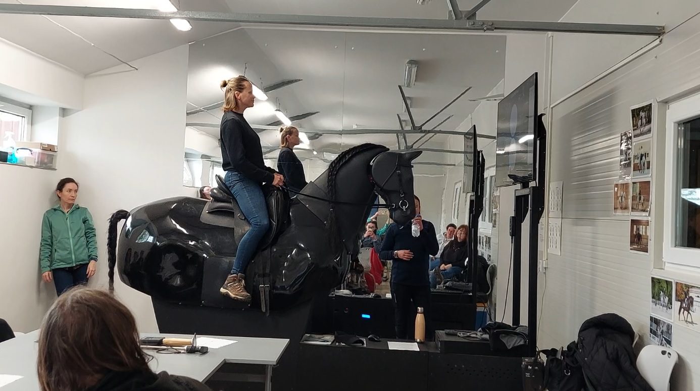 A díjlovas szimulátor megmutatja, hogy merre "dől" a lovas, és min kell változtatni lóbarát