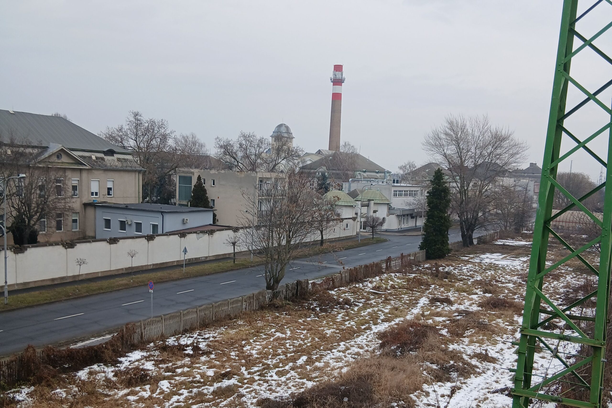 A hajdani ágyúgyár épületegyüttesének még a kerítése és kéménye is látható