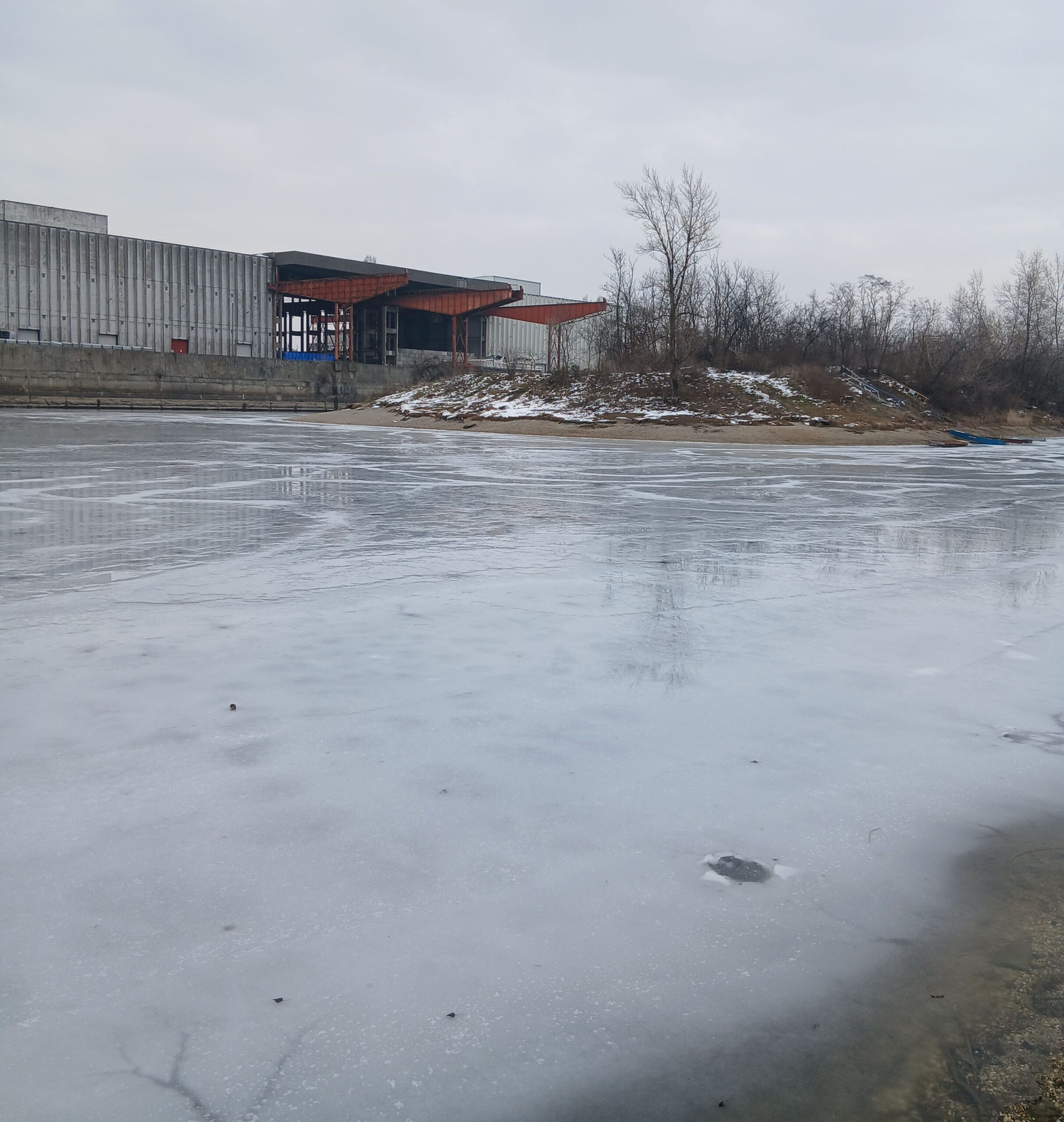 Iparcsatorna egy részlete a rakodóval