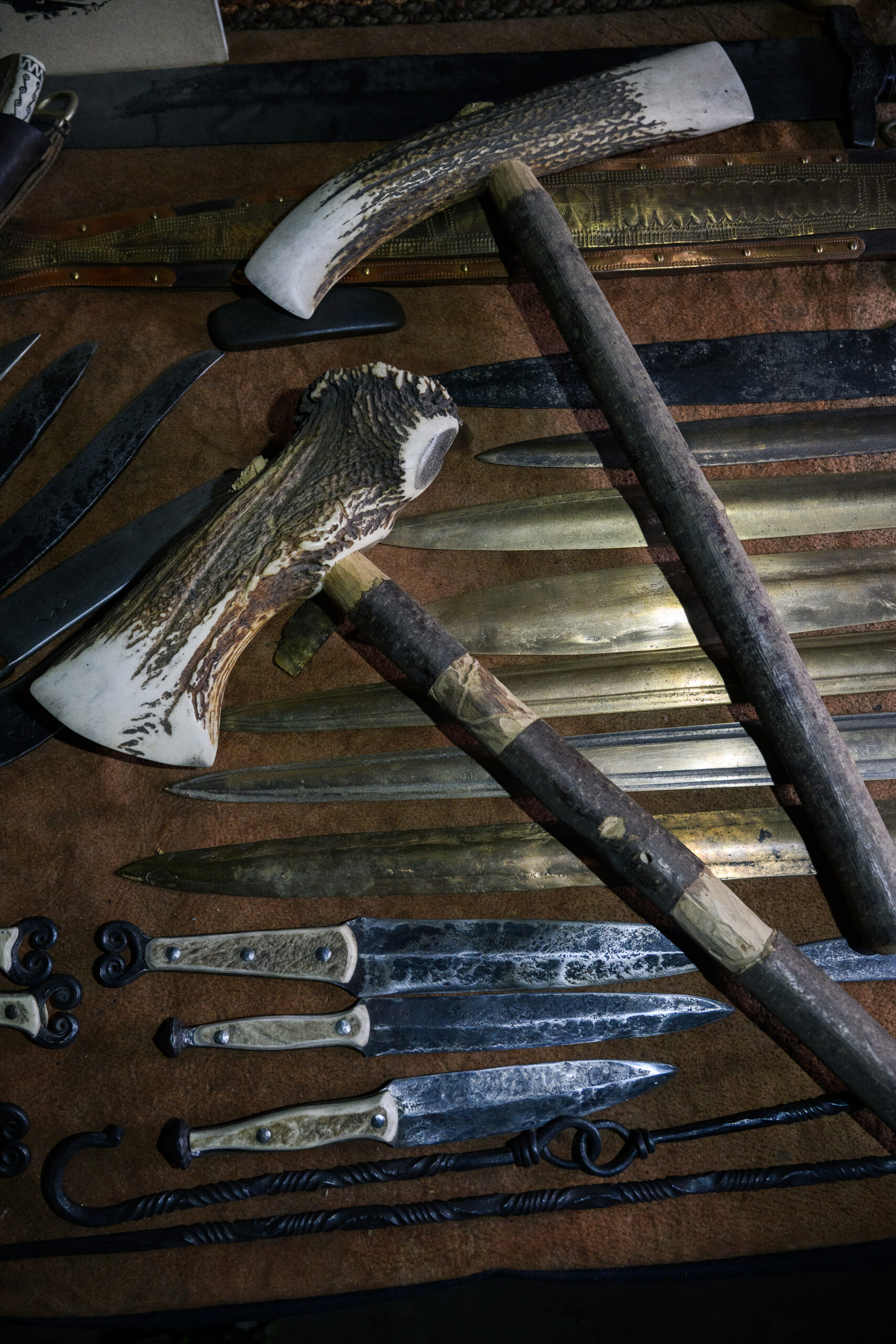 Cziraki Viktor hagyomány hagyományőrzés szkíta falu ház sárfal jurta fegyver kézműves