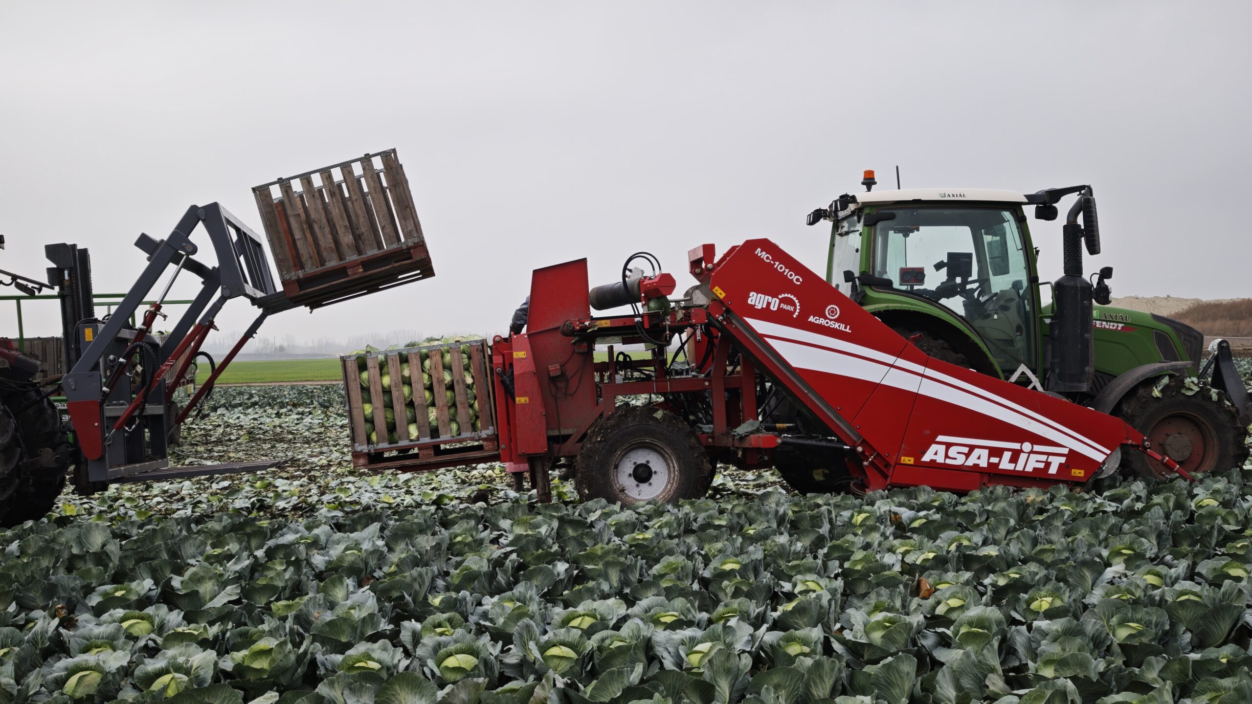 A tartályláda-rakodó adapterrel gyorsés könnyű a konténerek cseréje