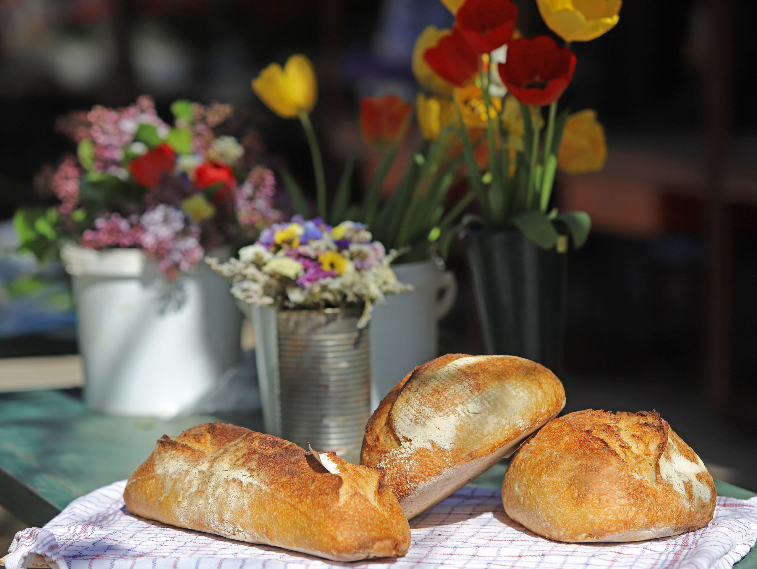 IMG_4062 húsvét kenyér asztal virágok