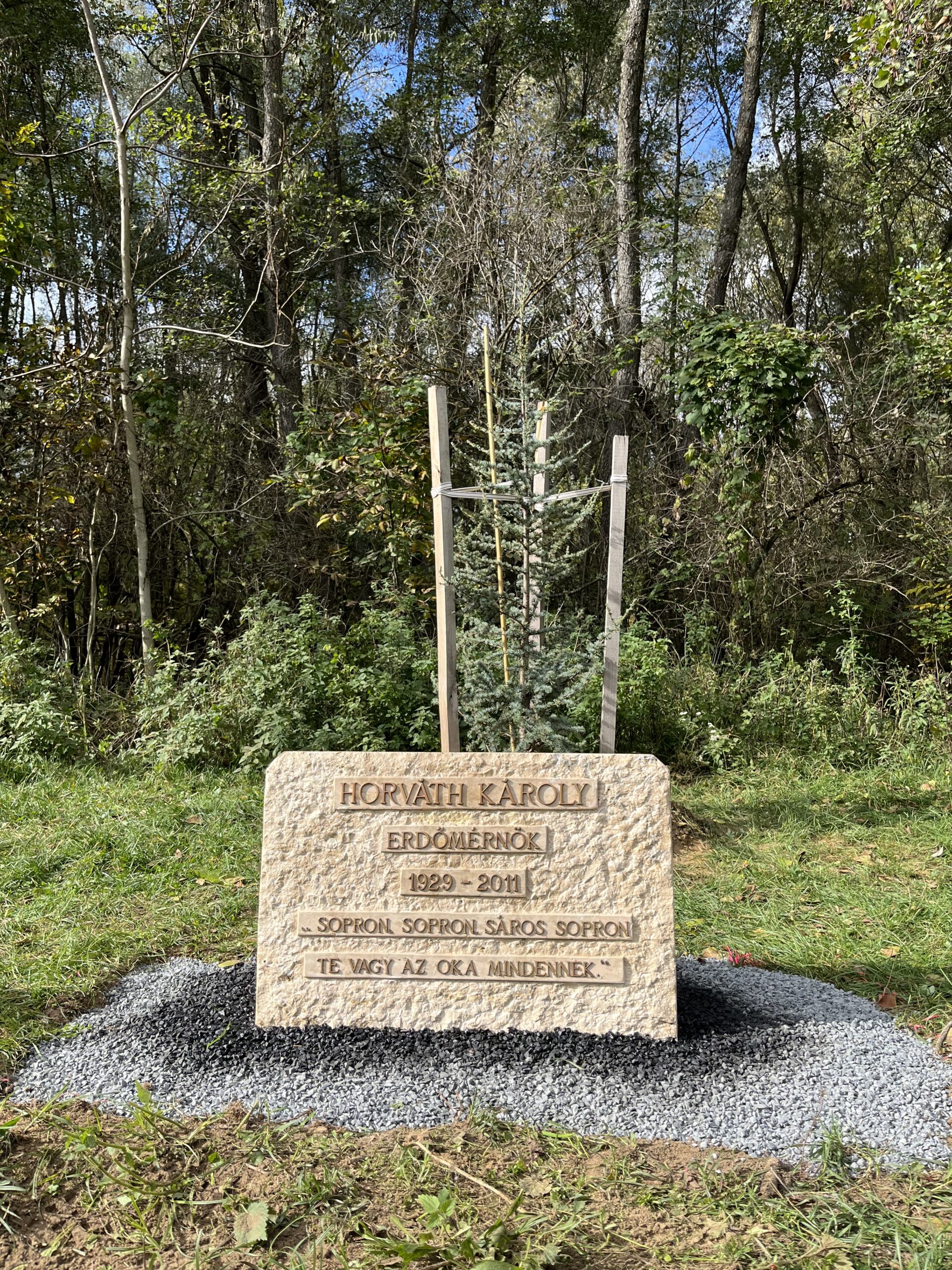 Attila és Róbert édesapjának,Horváth Károlynak, a Bakonyszentlászlói Erdészet erdőfelügyelőjének Hódosérben elhelyezett emlékköve 