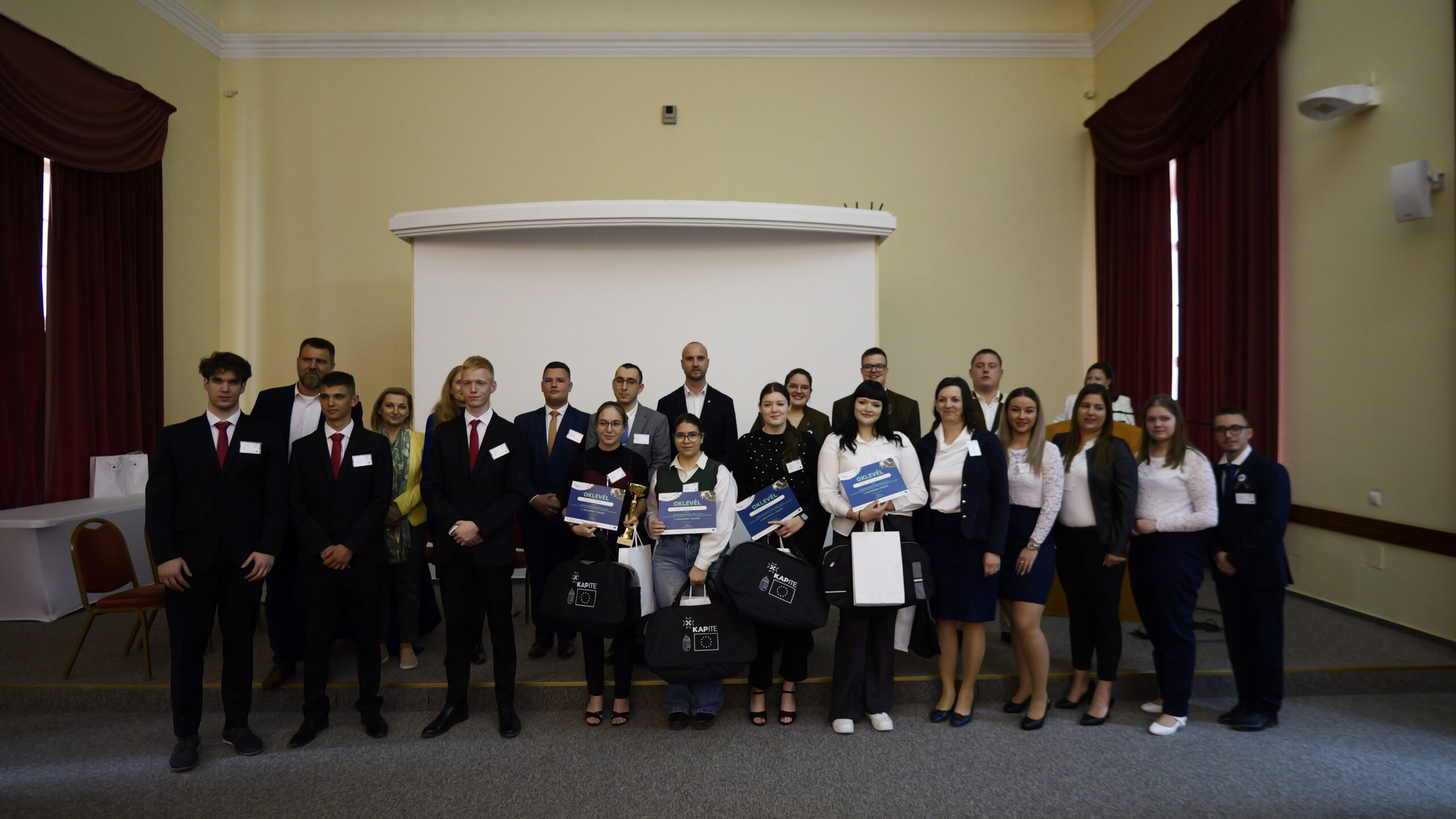 Fiatalok a problémamegoldásért