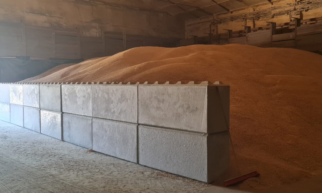 Betonkockákból épített tároló a mezőgazdaságban