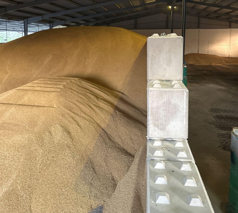 Mezőgazdasági telepen alkalmazott betonkockák elválasztó falként