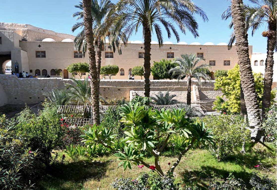 Az egyik legrégebben lakott sivatagi kopt Szent Antal-kolostor fallal kerített kertje (Egyiptom)