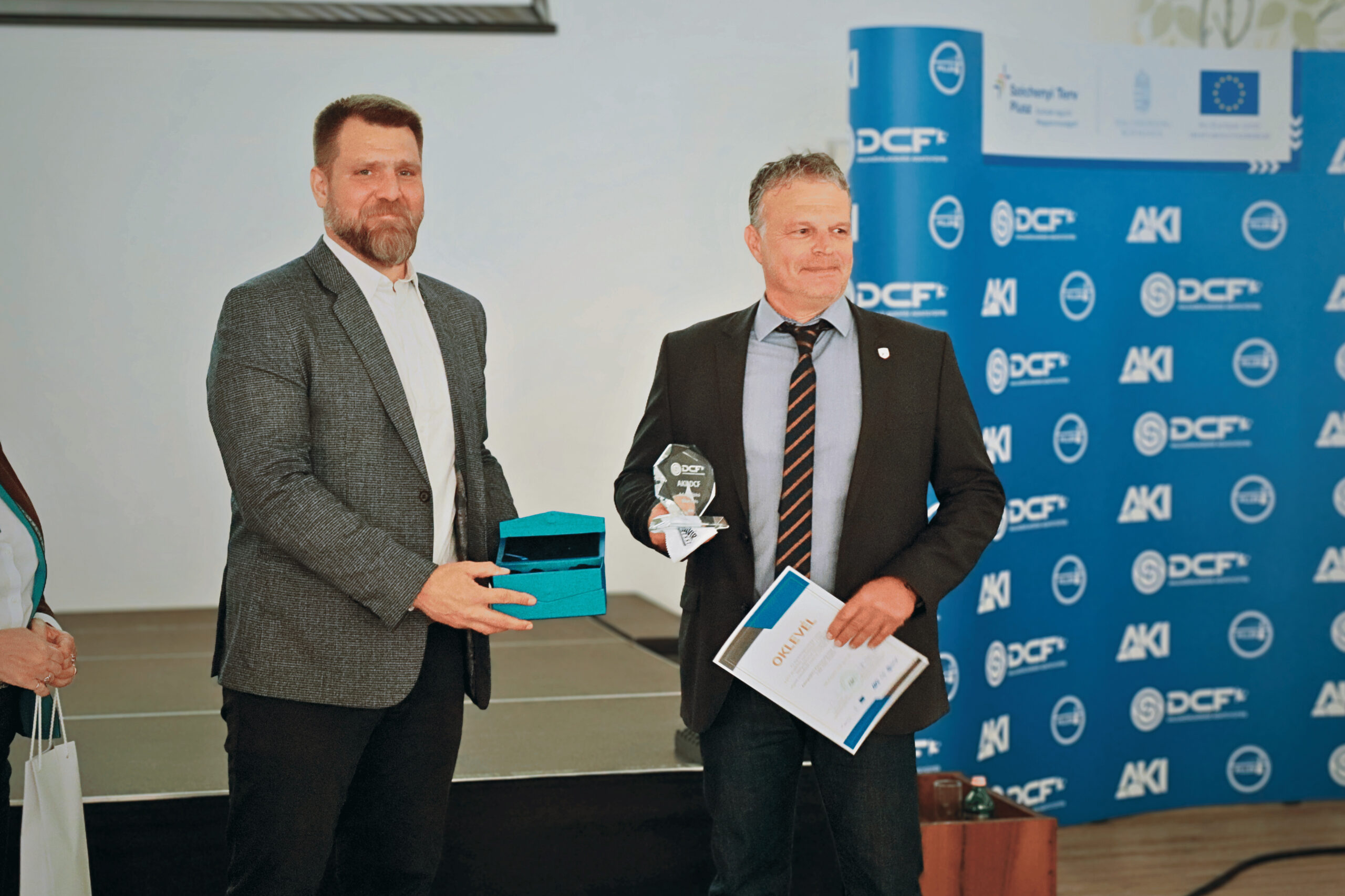 Az Agrárközgazdasági Intézet AKI-DCF Adatgyűjtési Partnerség Díjat alapított a DCF-adatgyűjtésben kiemelkedő szerepet vállalók munkájának elismeréseként, amelyet elsőként a Magyar Akvakultúra és Halászati Szakmaközi Szervezet nevében Puskás Nándor elnök vehetett át Goda Pál ügyvezető igazgatótól