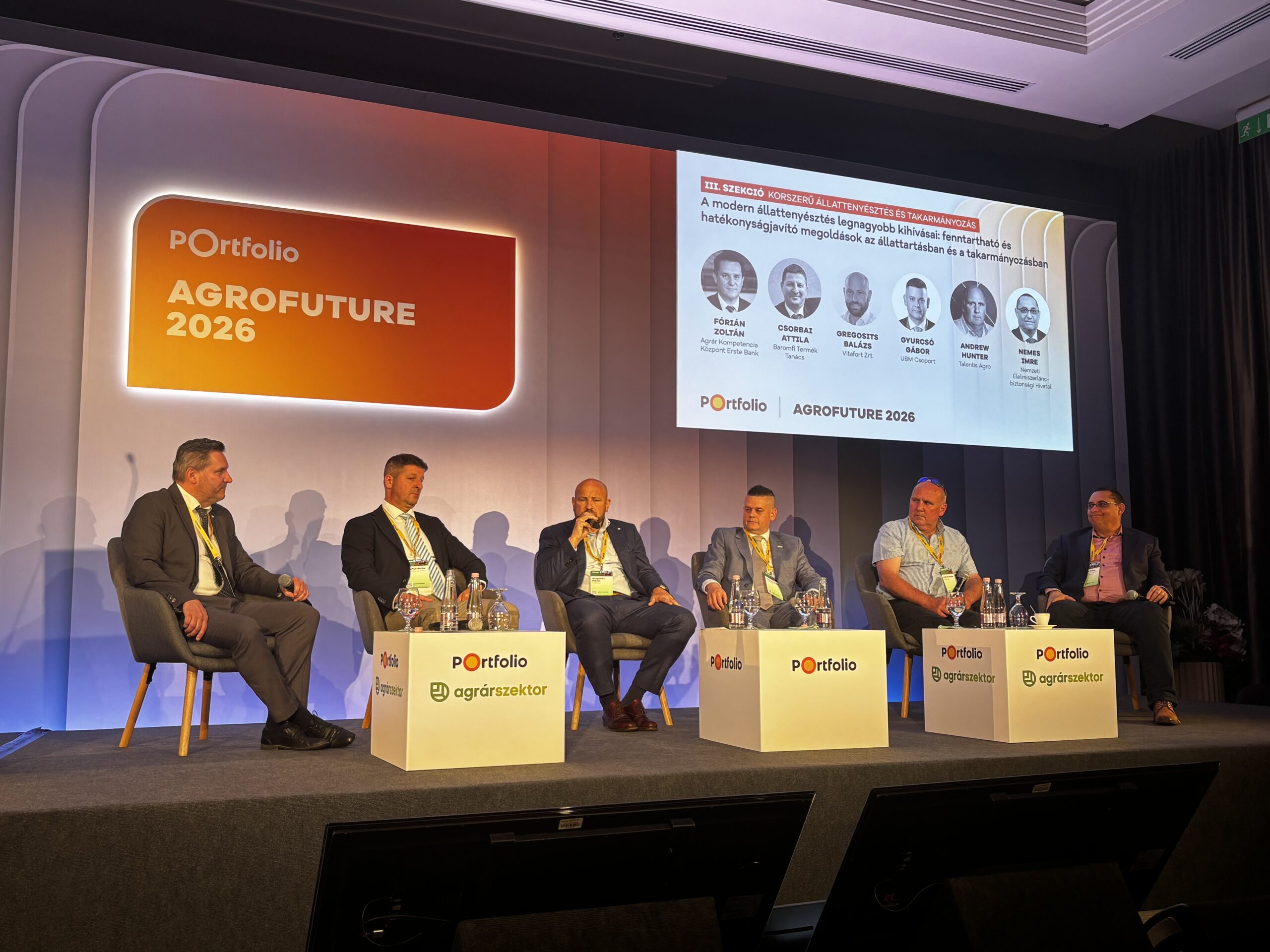 A panelbeszélgetésen felszólalt az állattenyésztési szakma több képviselője (moderátor: Fóris Zoltán, agrárszakértő, Csorbai Attila, Gregosits Balázs, Gyurcsó Gábor, Andrew Hunter, Dr. Nemes Imre