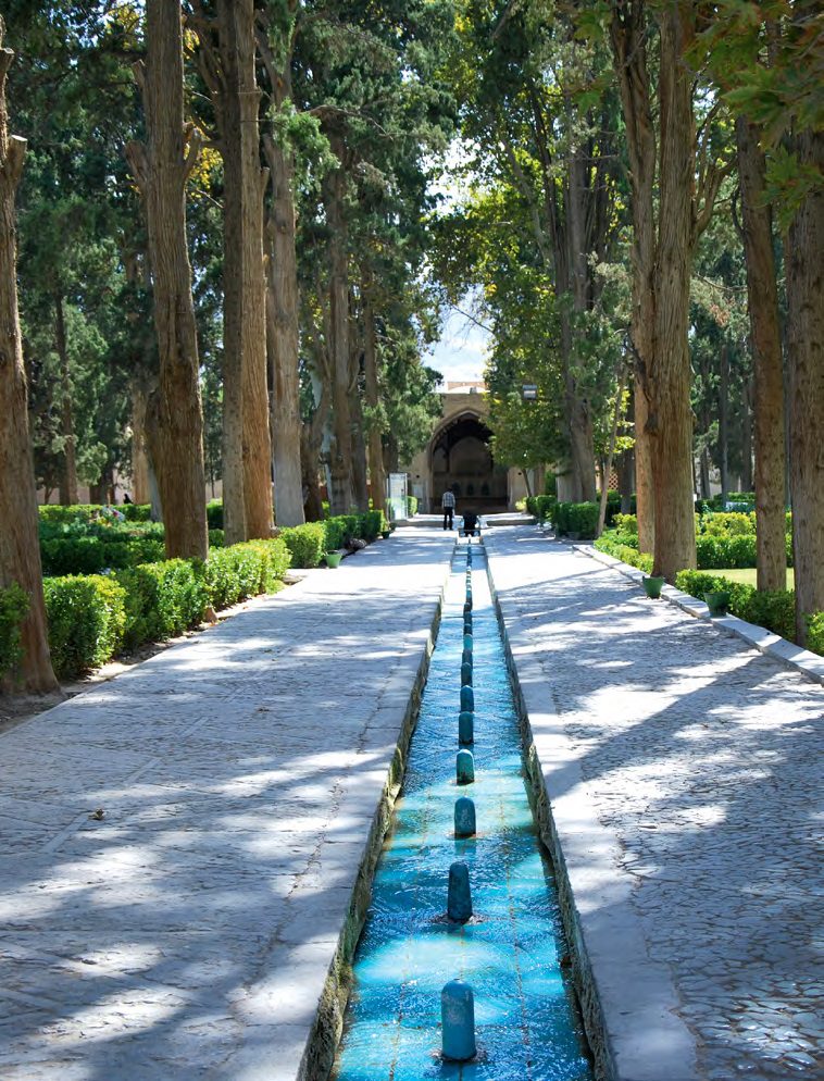 Az Iránban fennmaradt legrégebbi perzsa kert, a Kashanban található Fin Kert (Bagh-e Fin) az UNESCO Világörökség része. Eredete a 16-17. századra nyúlik vissza, a 2,5 hektáros kertet magas fal keríti, tornyos bástyákkal. A tipikus négyes szerkezet, a szimmetrikus elrendezés és a nagy fák, az örökzöld ciprusok és platánok jól reprezentálják a perzsa kertek eszményét. A kert közepén végighúzódó csatorna, a szökőkutak és díszmedencék vízellátását a közeli hegyvidék forrásaiból biztosítják, a domborzati viszonyokat kihasználva, szivattyúk használata nélkül.