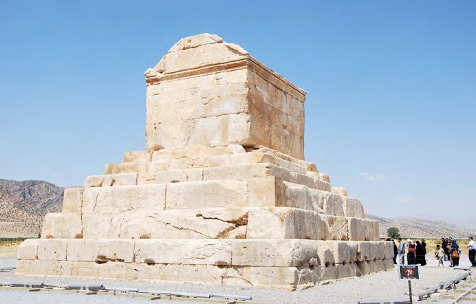 Nagy Kürosz monumentálissíremléke ma kopár pusztában áll, pedig valamikor szentként tisztelt fák vehették körül