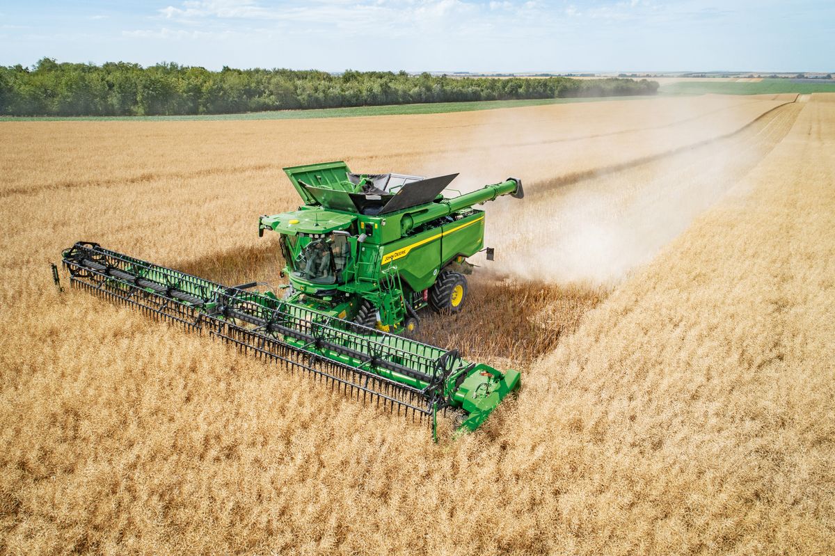 S7 900-as kombájn repcearatás közben