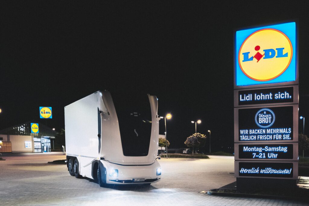 Közúton is haladni fog a Lidl önvezető áruszállító kamionja
