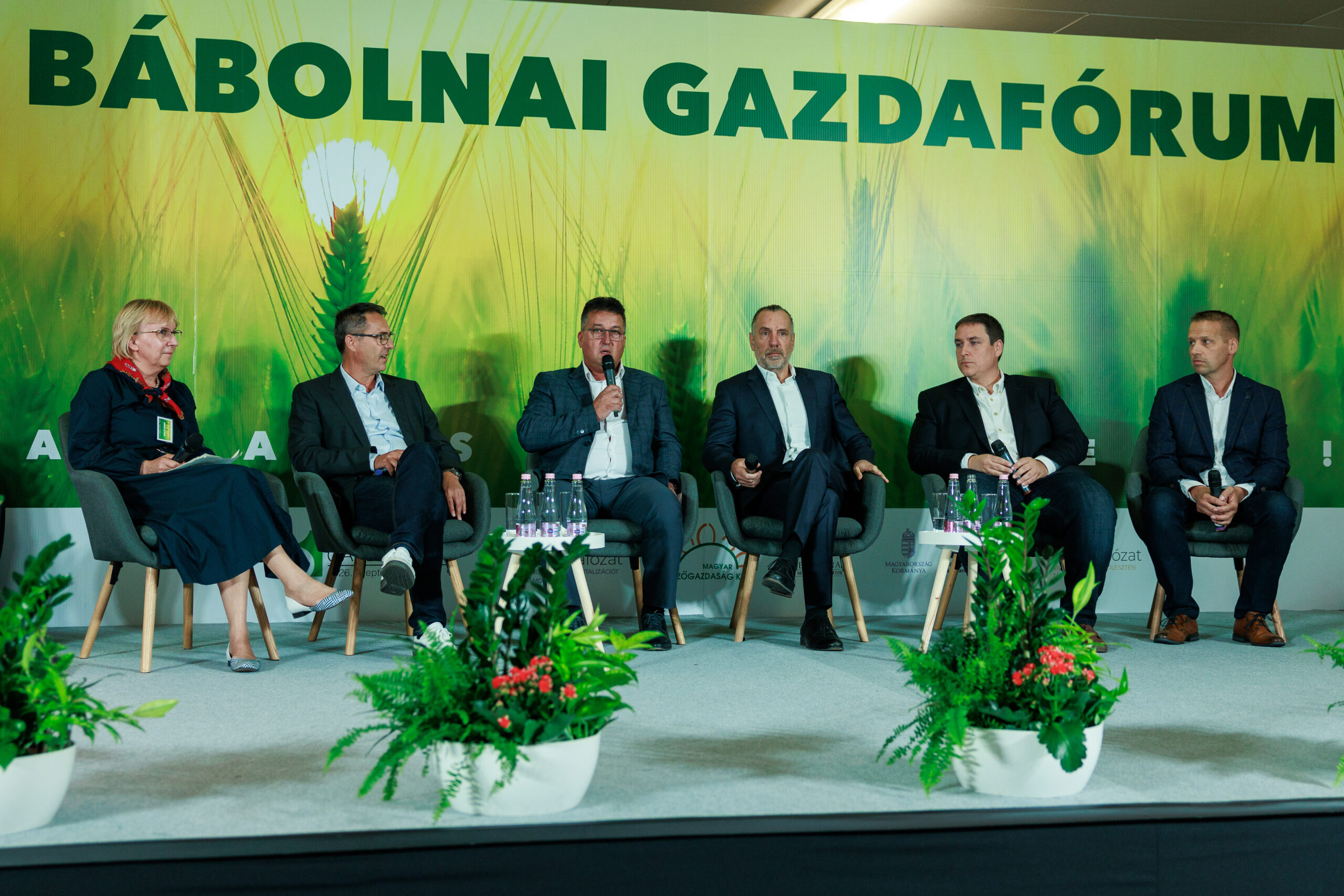 Magyar Mezőgazdaság Kiadó felelős szerkesztője, Rimóczi Irén, Illés Zoltán, az Agrotec Magyarország Kft. ügyvezetője, Antal Gábor, a Hód-Medzőgazda Zrt. vezérigazgatója, Varga Ákos, az UBM Csoport igazgatósági elnöke, Egyed Barna, a Fino-Food Kft. igazgatósági elnöke, valamint Willem Pijnenburg, a Hungary Pork Kft. ügyvezetője (Fotó: Csatlós Norbert)