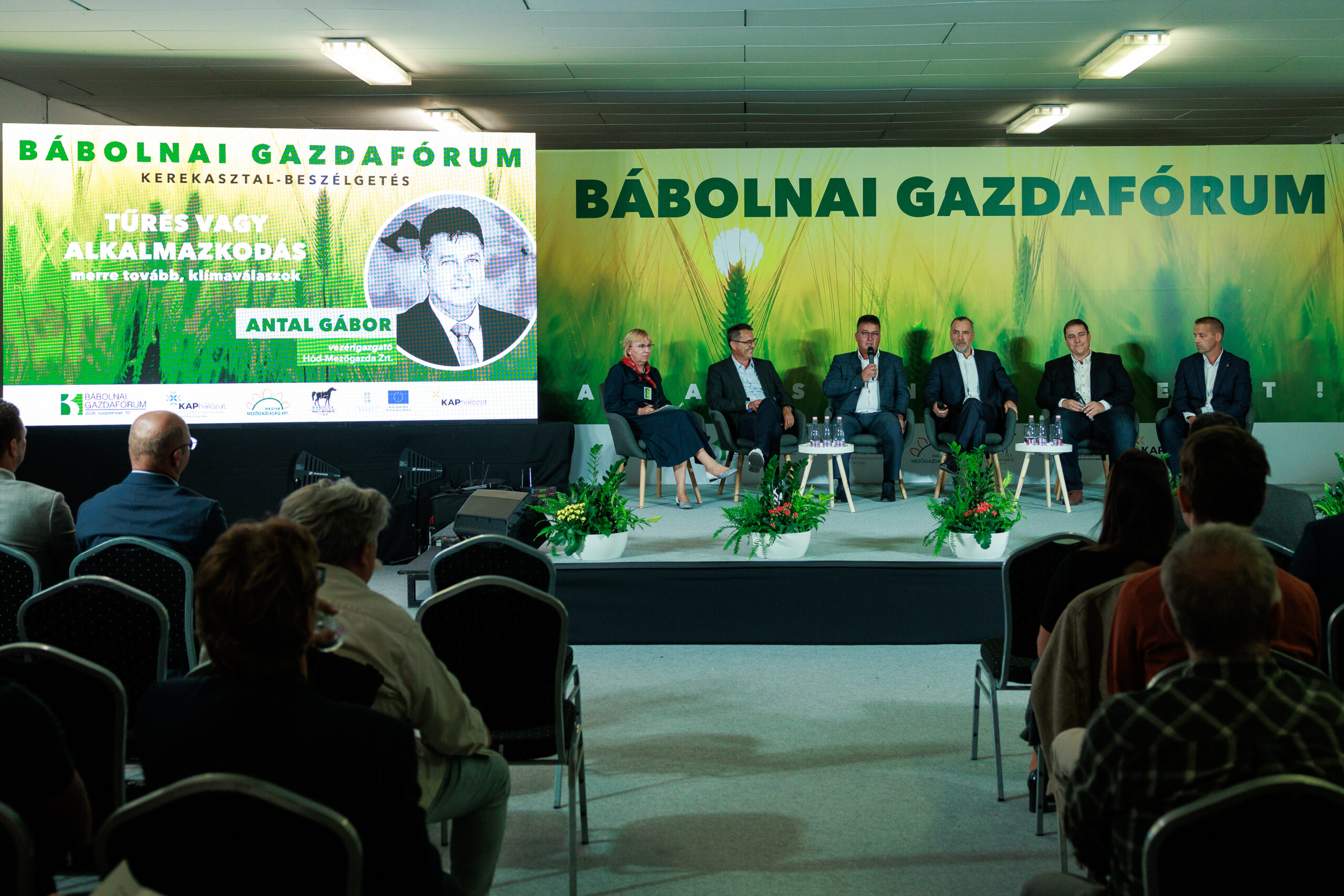 Magyar Mezőgazdaság Kiadó felelős szerkesztője, Rimóczi Irén, Illés Zoltán, az Agrotec Magyarország Kft. ügyvezetője, Antal Gábor, a Hód-Medzőgazda Zrt. vezérigazgatója, Varga Ákos, az UBM Csoport igazgatósági elnöke, Egyed Barna, a Fino-Food Kft. igazgatósági elnöke, valamint Willem Pijnenburg, a Hungary Pork Kft. ügyvezetője (Fotó: Csatlós Norbert)