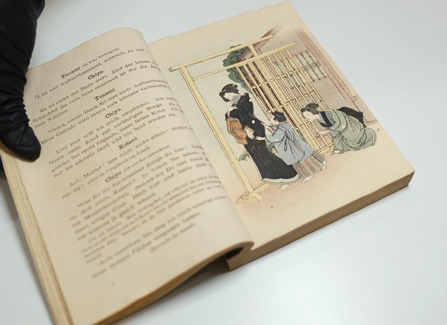 Japánpapírra nyomott, japán könyv német nyelven, melyet a német turistáknak készítettek az 1800-as években (Fotó: MMG Archívm helyszín: Hopp Ferenc Ázsiai Művészeti Múzeum)