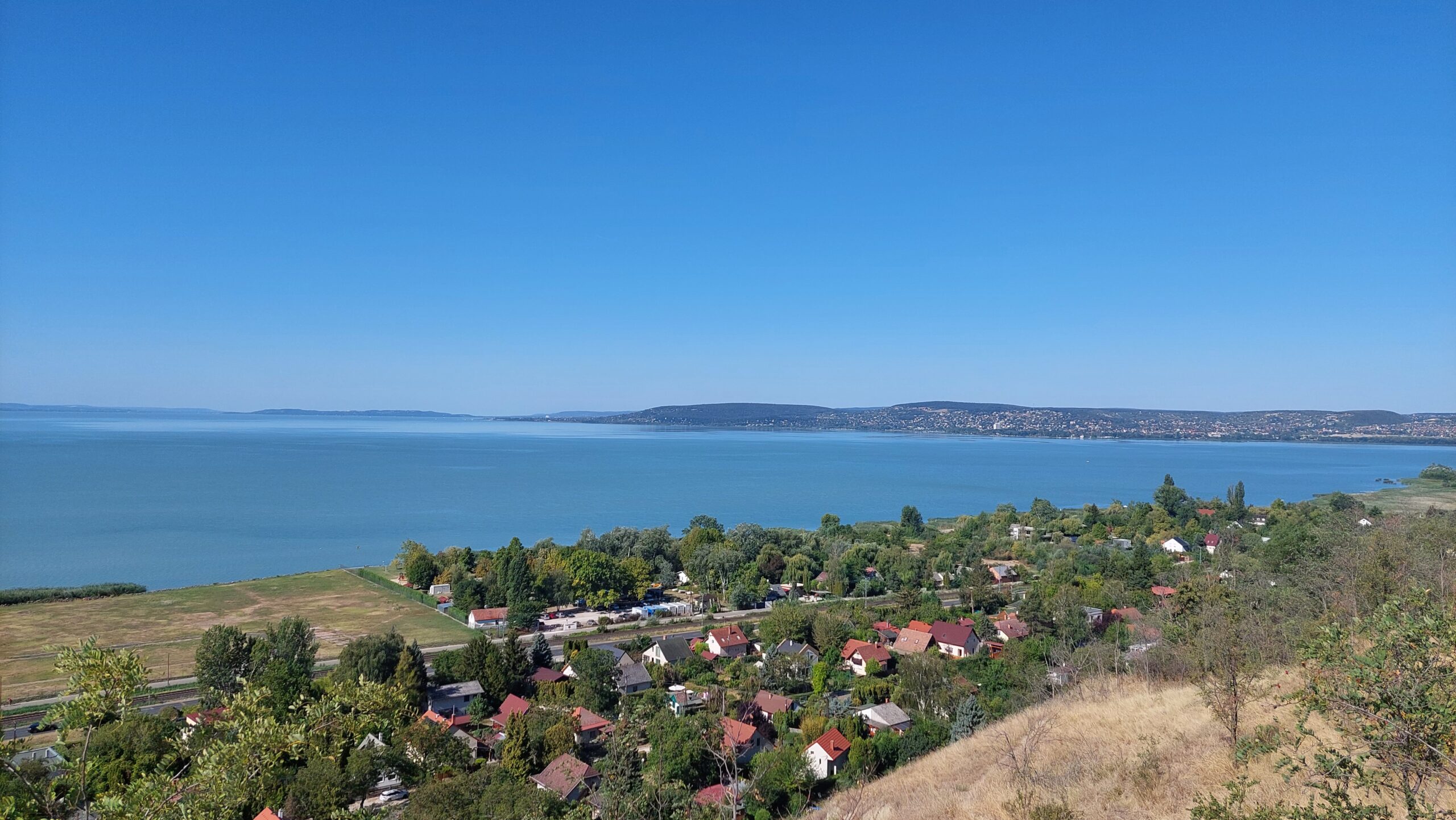 Balatonkenese magaspart 2026 augusztus, szemben Balatonfüred