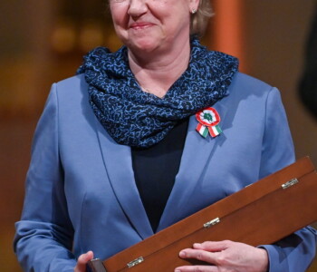Budapest, 2022. március 14.
Kovács Melinda állatorvos, a Magyar Tudományos Akadémia rendes tagja, egyetemi tanár, miután átvette a Széchenyi-díjat a Kossuth- és Széchenyi-díjak, valamint a Magyar Érdemrend kitüntetéseinek ünnepélyes átadásán az 1848-49-es forradalom és szabadságharc évfordulóján a Parlament kupolacsarnokában 2022. március 14-én.
MTI/Illyés Tibor