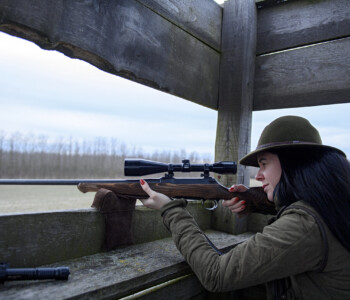Lesvadászathoz fontos kellék a lőzsák a lövés leadásakor
