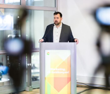 Kadosa Gábor, a Magyar Mezőgazdaság Kft. marketingvezetője, a rendezvény moderátora (Fotó: MMG/Nagy Mihály) Kadosa Gábor, a Magyar Mezőgazdaság Kft. marketingvezetője, a rendezvény moderátora (Fotó: MMG/Nagy Mihály)