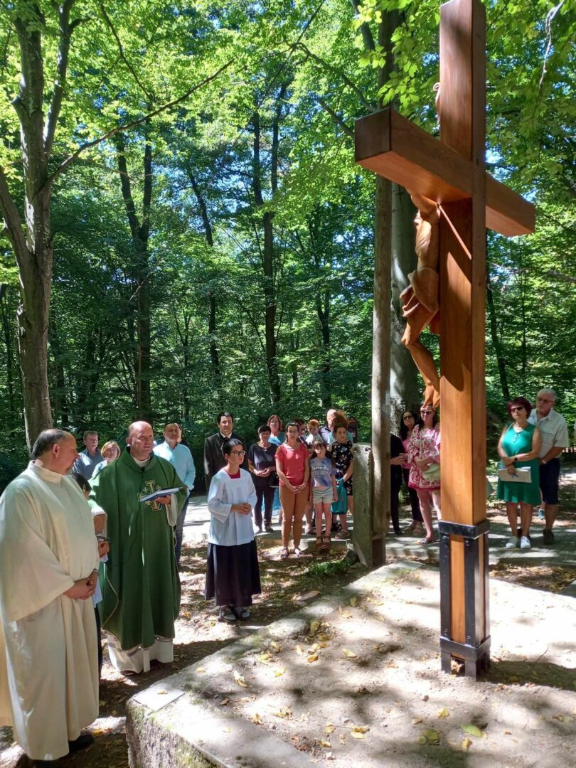 Fallóskút kereszt megáldása