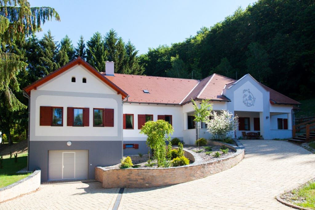 Nyitnikék Erdei Szálló