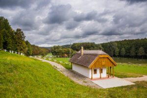 A népi építészet jegyeit hordozza a Ropolyi tájház