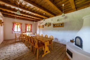 A népi építészet jegyeit hordozza a Ropolyi tájház