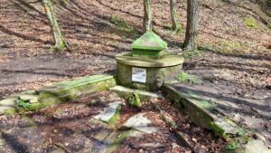 Már évszázadok óta adja hűsítő vizéta Szent Miklós-forrás