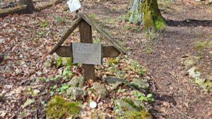 Az erdei sírkert 12 kutya végső nyughelye