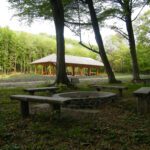 Kiépített tűzrakó hely, a háttérben fedett szabadtéri foglalkoztató